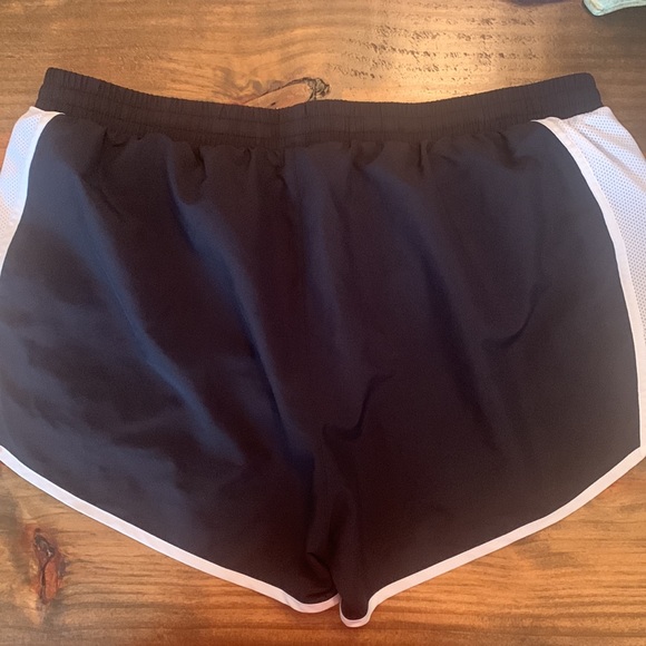 Women’s Under armor shorts with pockets Size XXL - Picture 2 of 3